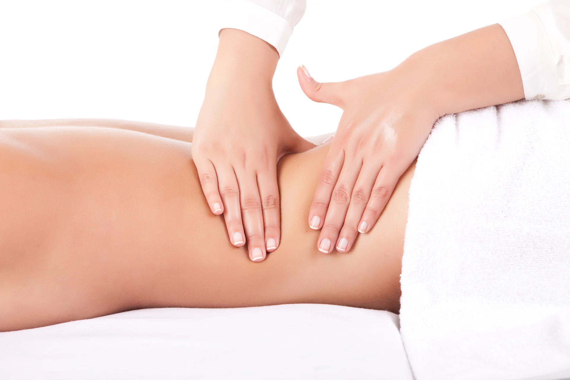 Záběr na ruce ženy s pěčlivou manikůrou, masirující bedra jiné ženě