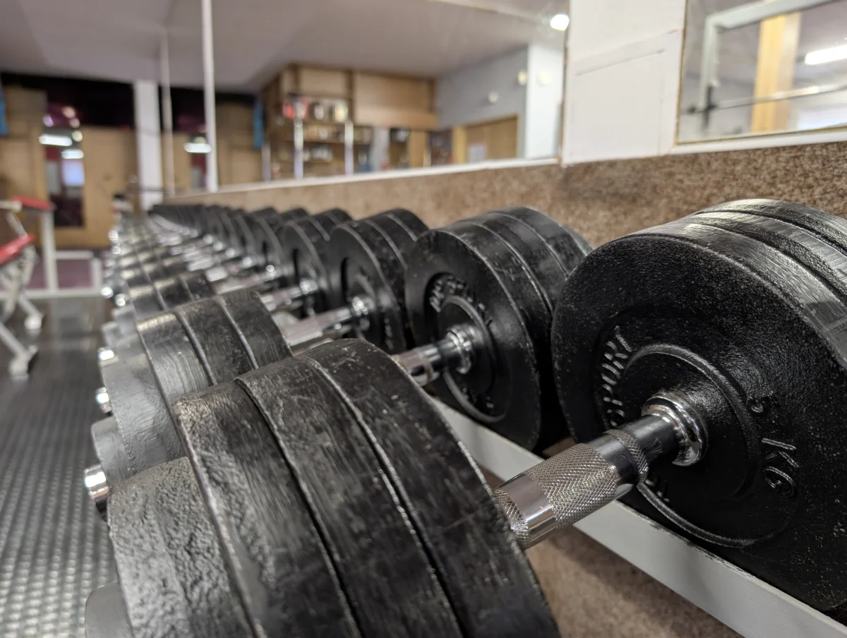 Vyrovnané činky v posilovně (detail)