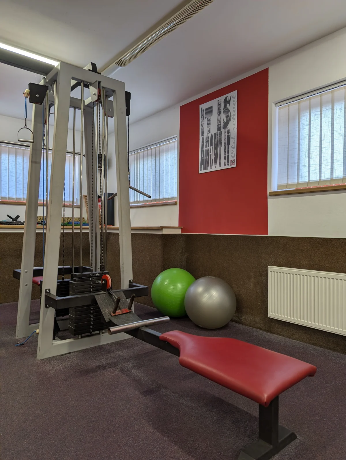 Stroj pro přítahy kladky v sedě a rehabilitační (gymnastické) míče